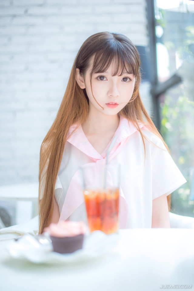 想到这里，刘璝摇了摇头，不管如何，今日定要见到主公，一路上无人阻拦，刘璝径直来到刘璋的卧房之外，正要推门而入，里面突然传来女子痴痴的荡笑声，中间还夹杂着男人粗重的喘息声。